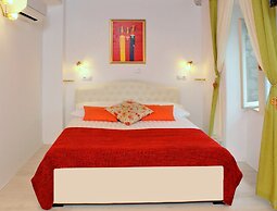 Melek Accommodations