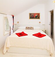 Melek Accommodations