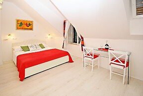 Melek Accommodations