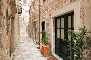 Melek Accommodations