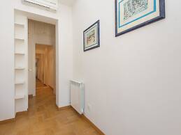 RSH Trevi Fountain Luxury Apartment