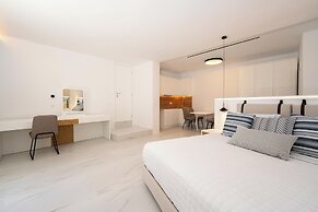 ΑRCS Suites & Residences