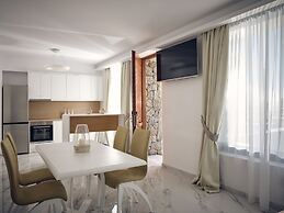 ΑRCS Suites & Residences