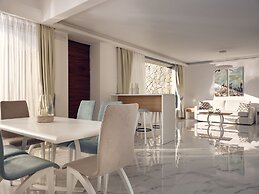 ΑRCS Suites & Residences