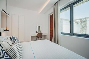 ΑRCS Suites & Residences