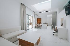 ΑRCS Suites & Residences