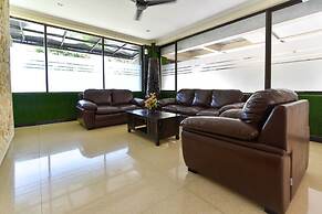 RedDoorz Plus near Mall Bali Galeria 2