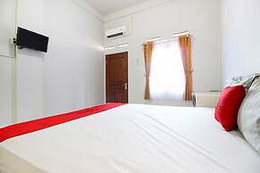 RedDoorz Syariah @ Griya Izzara Guest House
