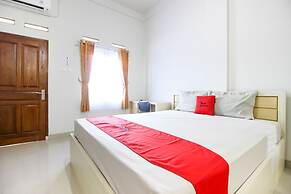 RedDoorz Syariah @ Griya Izzara Guest House