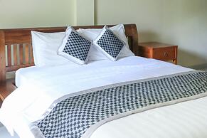 Surfaris Inn on Poppies 2