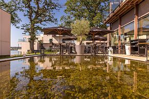Golden Lakes Hotel