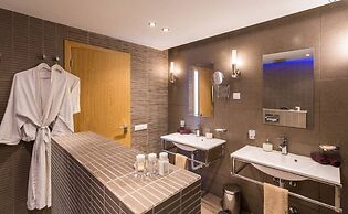 The Lake Villa Mountains & Sea view