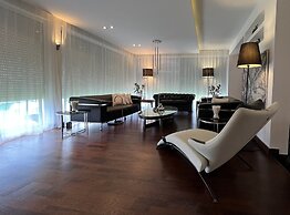 The Lake Villa Mountains & Sea view