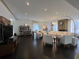 The Lake Villa Mountains & Sea view