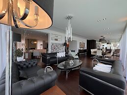 The Lake Villa Mountains & Sea view