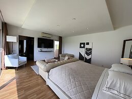 The Lake Villa Mountains & Sea view