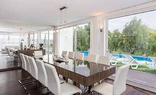 The Lake Villa Mountains & Sea view