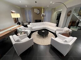 The Lake Villa Mountains & Sea view