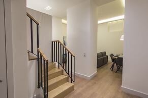 High Ceiling Duplex Apt Cais do Sodre