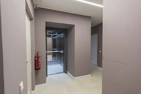 High Ceiling Duplex Apt Cais do Sodre