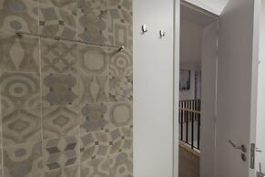 High Ceiling Duplex Apt Cais do Sodre