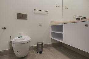 High Ceiling Duplex Apt Cais do Sodre