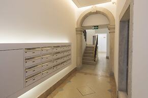 High Ceiling Duplex Apt Cais do Sodre