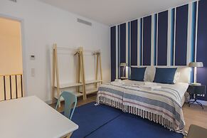 High Ceiling Duplex Apt Cais do Sodre