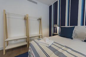 High Ceiling Duplex Apt Cais do Sodre