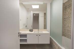 High Ceiling Duplex Apt Cais do Sodre