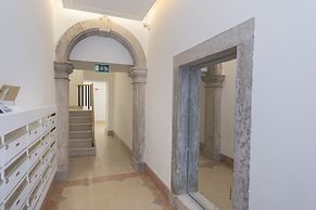 High Ceiling Duplex Apt Cais do Sodre