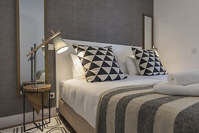 High Ceiling Duplex Apt Cais do Sodre