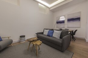 High Ceiling Duplex Apt Cais do Sodre