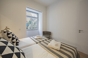 High Ceiling Duplex Apt Cais do Sodre