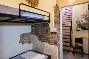 Sojourn Beds & Cafe - Hostel