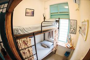 Sojourn Beds & Cafe - Hostel