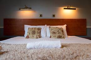 The Horse & Farrier Inn and The Salutation Inn