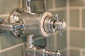 The Horse & Farrier Inn and The Salutation Inn