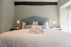 The Horse & Farrier Inn and The Salutation Inn