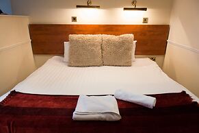 The Horse & Farrier Inn and The Salutation Inn