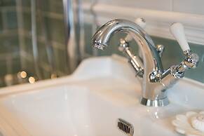 The Horse & Farrier Inn and The Salutation Inn