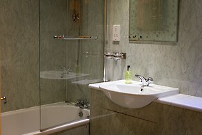 The Horse & Farrier Inn and The Salutation Inn