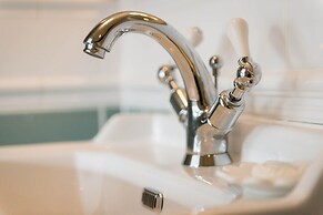 The Horse & Farrier Inn and The Salutation Inn