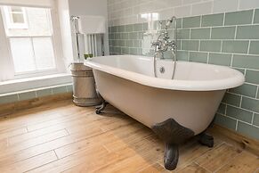 The Horse & Farrier Inn and The Salutation Inn