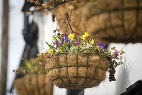 The Horse & Farrier Inn and The Salutation Inn