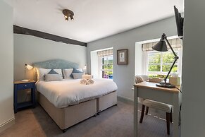 The Horse & Farrier Inn and The Salutation Inn