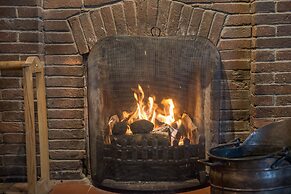 The Horse & Farrier Inn and The Salutation Inn