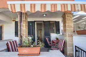 Casetta Dona a Ridosso Della Spiaggia Torre Vado