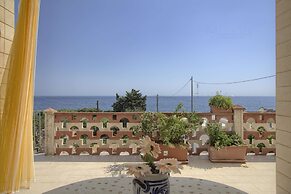 Polo - Relax Front Sea House