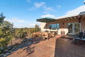 Sunset Vista - Spectacular Mountain Views, Light-filled Family Home